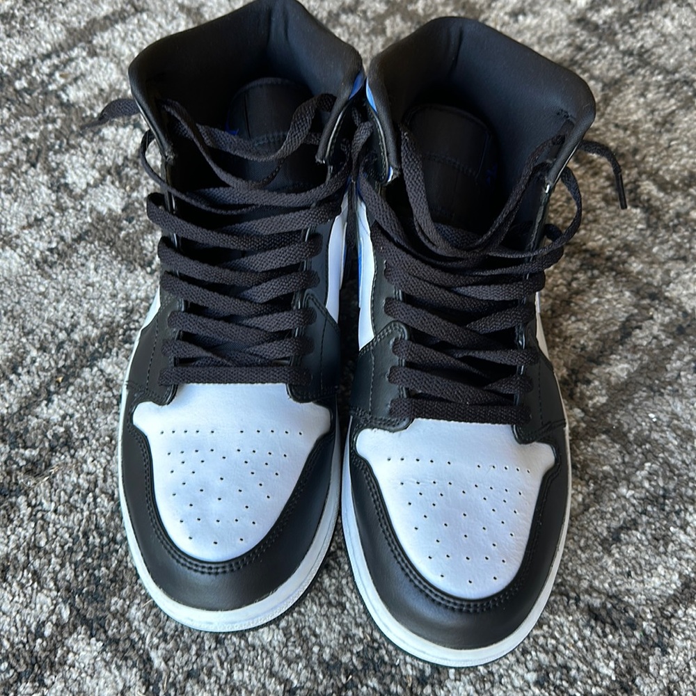 **SOLD** Jordan 1 mid “Racer blue”